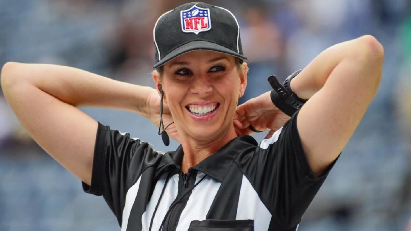 Sarah Thomas will become the first woman to officiate a Super Bowl - The  Boston Globe