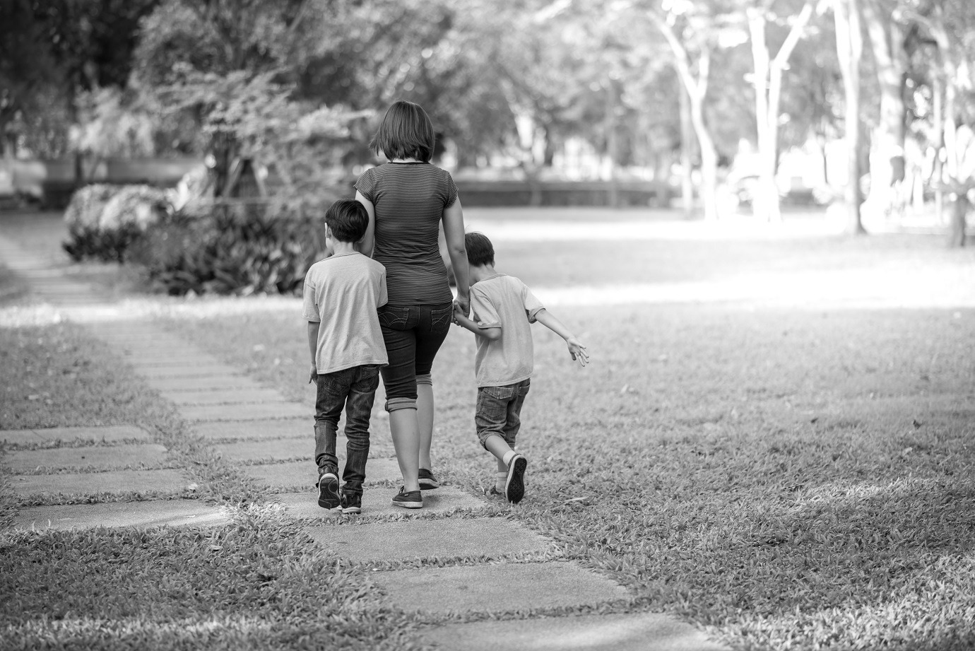 Одинокая мама с сыном в парке